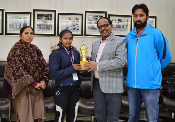 Panipat News/Arya College player Kumari Mafi won gold medal in 52 kg weight category in Inter College Wushu Tournament