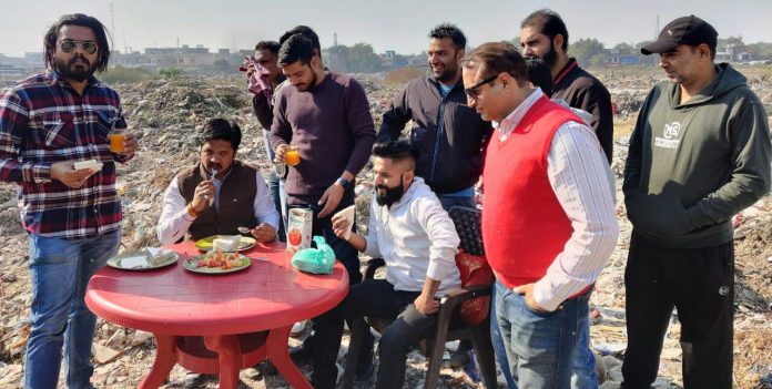 Panipat News/Young social workers did a unique protest against the illegal dumping point