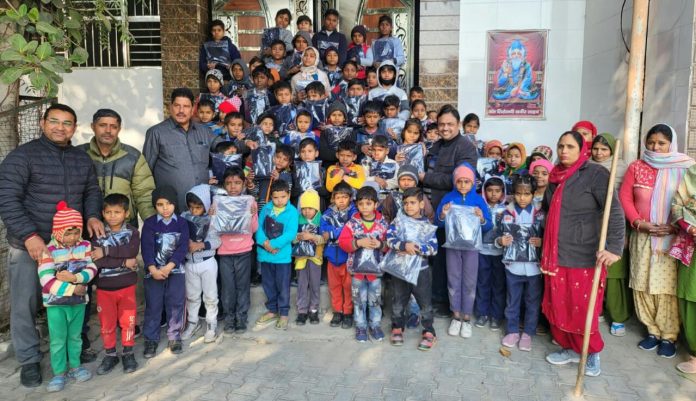 Panipat News/Social worker Harish Bansal distributed jerseys to 110 students of Government Primary School Ward 10