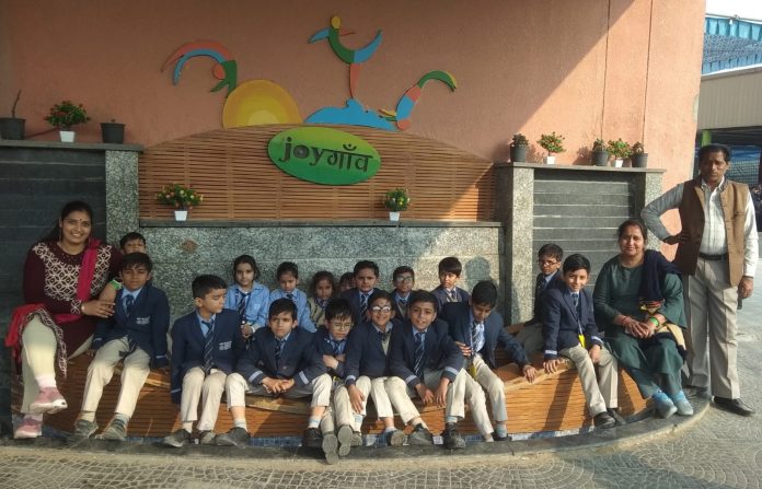 Small children of Bachpan Play School visited Joy village 'Picnic Park' of Haryana