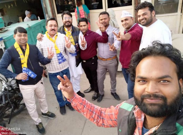 Panipat News/AAP celebrates victory in Delhi MCD elections by distributing laddoos