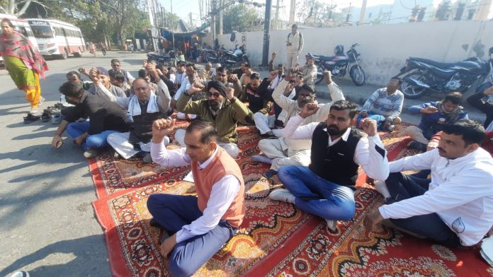 Roadways employees protested for two hours against the disconnection of E-L in Haryana