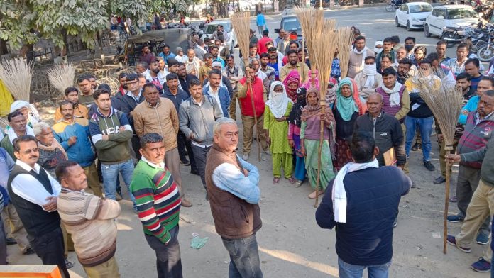 Municipal and fire personnel protested against the merger of fire department