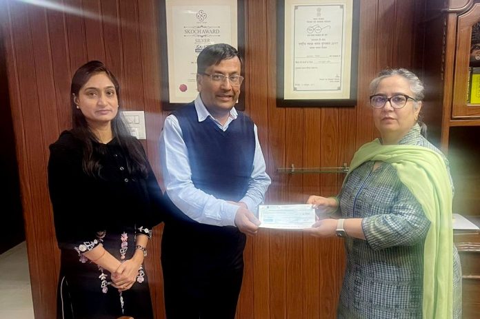 T.B. To save patients, Trident Group presented a check of Rs 2.5 lakh to the District Red Cross Society