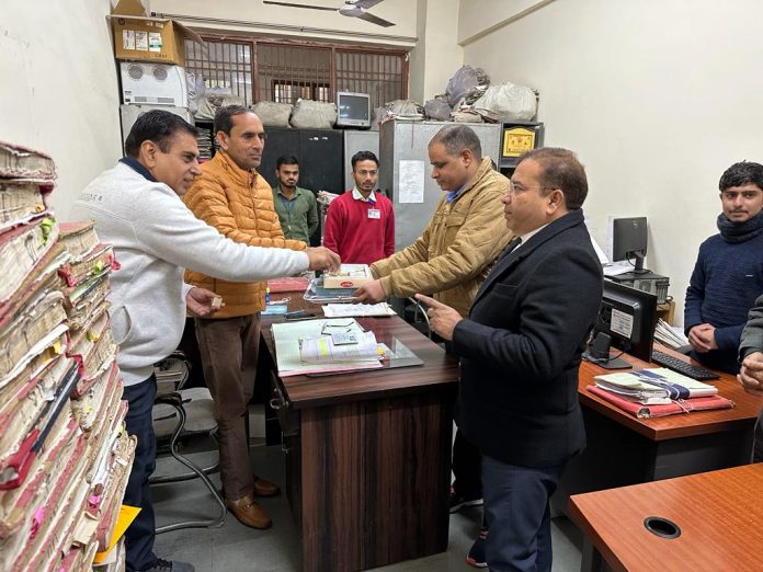 Panipat News/DC Sushil Sarwan went to the offices and wished the officers and employees for the new year