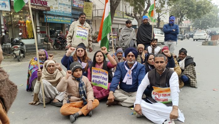 People of village Chautala reached CM's residence and demonstrated their demands