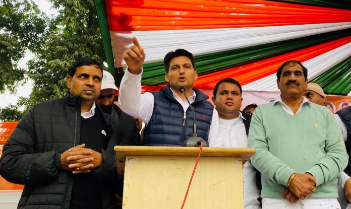 Panipat News/Member of Parliament Dipendra Hooda reviewed the preparations for the Bharat Jodo rally to be held on January 6 by taking a meeting of workers in Panipat.