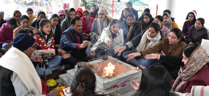 Panipat News/The new year started with chanting in Arya Mahavidyalaya