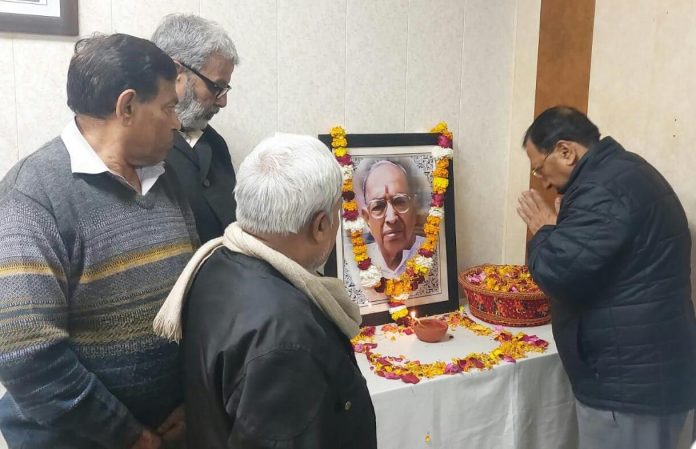Panipat News/On the occasion of the 105th birth anniversary of former Panipat Urban Jansangh MLA Fatehchand Vij a wreath-laying ceremony was held in the office of MLA Pramod Vij.