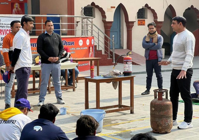 Panipat News/Fire and Safety Department gave important information on the third day of the camp at Arya Senior Secondary School