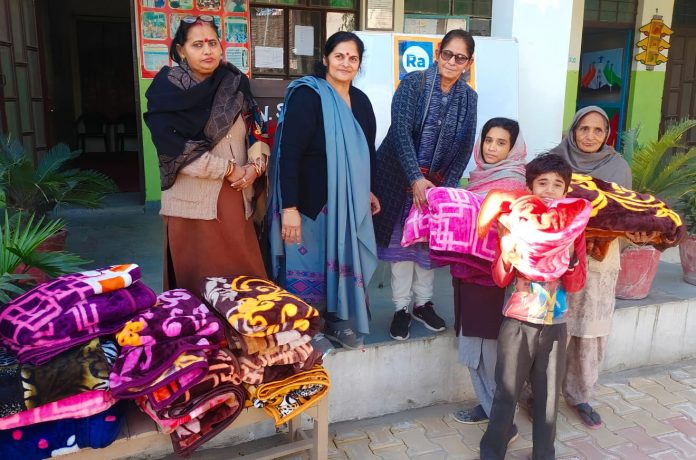Panipat News/Rath Foundation distributed blankets to the needy and fourth class employees of the school