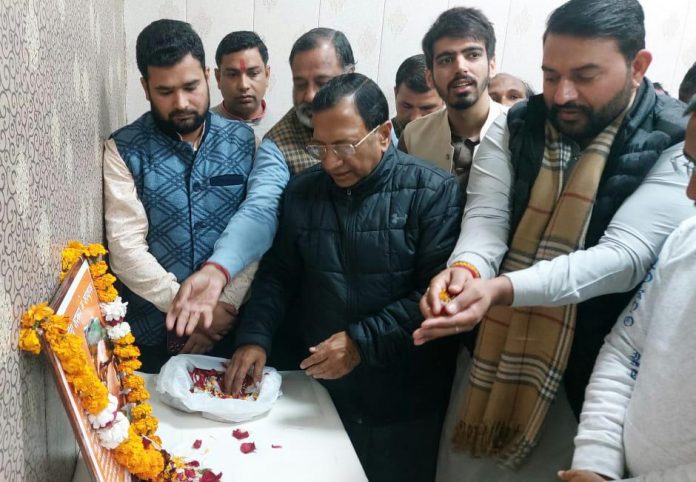 Panipat News/On the occasion of the birth anniversary of Subhash Chandra Bose a wreath-laying ceremony was held in the office of MLA Pramod Vij.