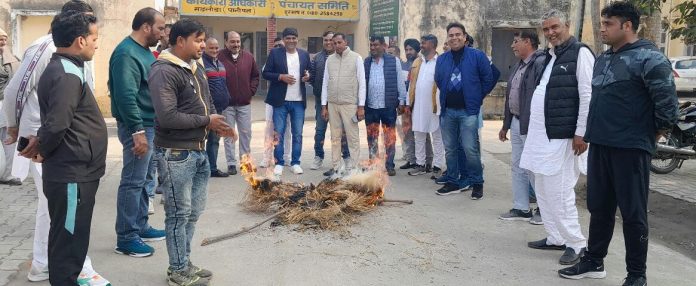 Painipat News/Sarpanchos burnt effigies of Chief Minister and Panchayat Minister in Matloda