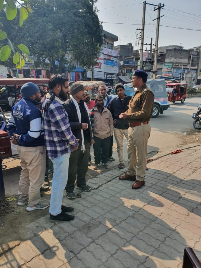 E-rickshaw drivers made aware of traffic rules by Road Safety Cell of Karnal Police