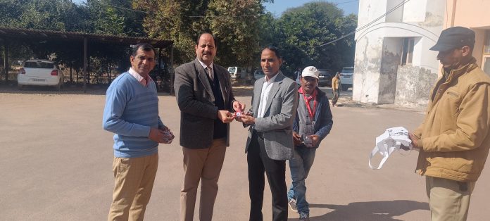 DC gave reflectors to the members of Mission Mahendragarh Apna Jal Abhiyan