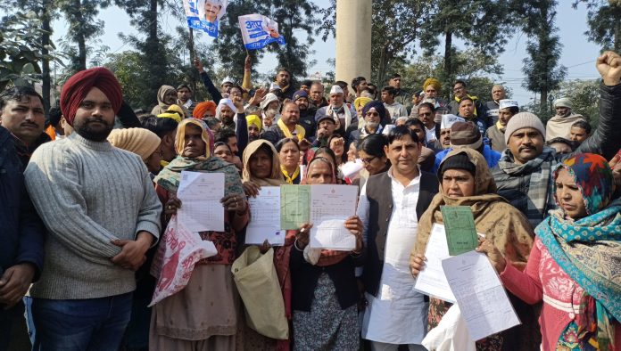 Angry people protested in the district secretariat after cutting the ration card