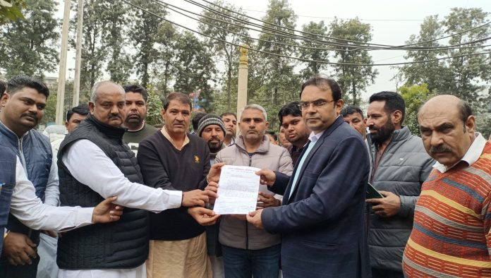 Sarpanchs submitted memorandum to the Chief Minister to the district administration