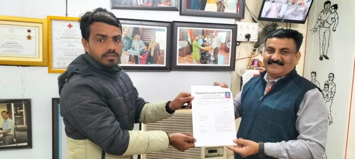 Tinku, associated with Yuva Saathi Group, took life membership of Red Cross