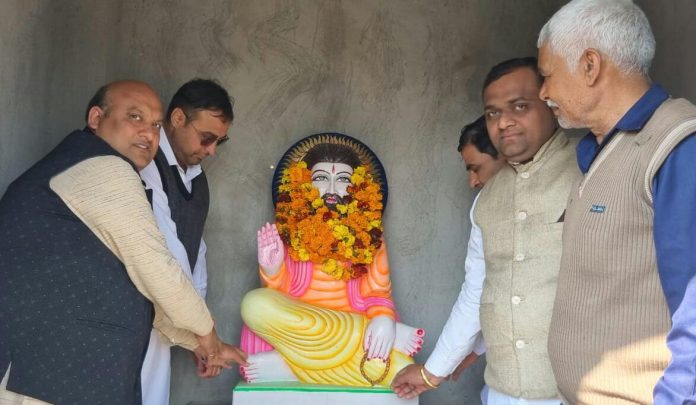 Panipat News/Maharishi Ravidas statue installation ceremony was celebrated with great fanfare with Havan Yajna in village Nimbri