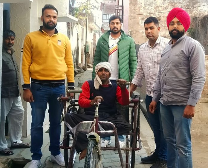 Panipat News/Bhagat Singh Youth Club Panipat gifted tricycle to a needy person in Ugrakhedi village