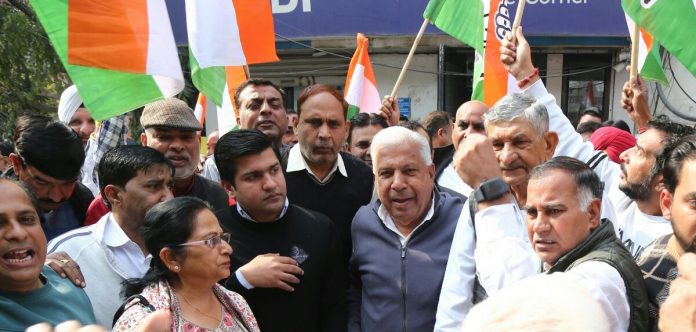 Panipat News/Congress demonstrated outside the main branch of SBI Bank