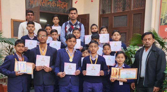 Panipat News/The principal honored the children who participated in the state level Hindi grammar competition