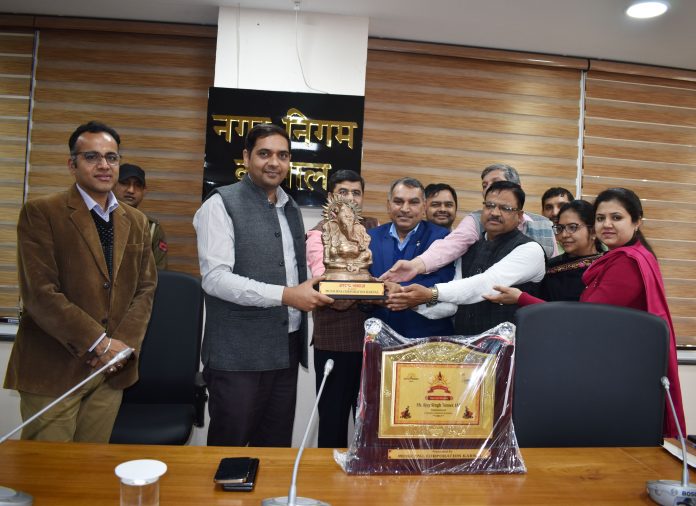 Ajay Singh Tomar was given a soulful farewell by the staff of the municipal office