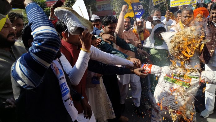 Gautam Adani's effigy was burnt and slogans were raised against the central government