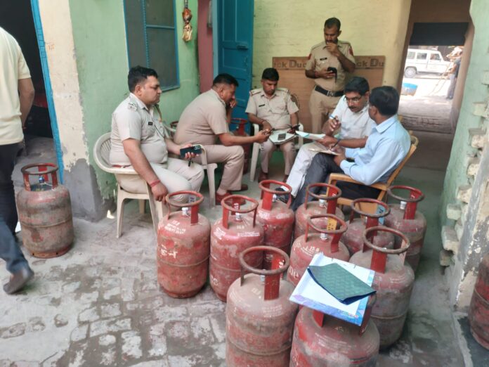 Panipat News/CM Flying raided and caught 40 domestic gas cylinders