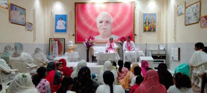 Panipat News/Organizing a program on the occasion of Women's Day and Holi festival at Brahmakumarij Seva Kendra 