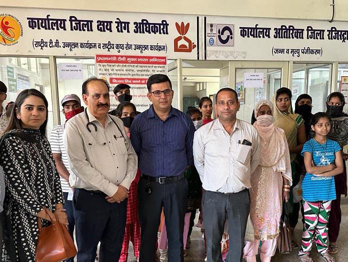 Panipat News/Adarsh ​​Ek Vishwas Society distributed protein rich items to 15 TB patients in Civil Hospital