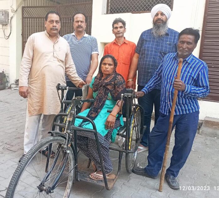 Panipat News/Samaj Seva Sangthan presented hand rickshaw to disabled woman