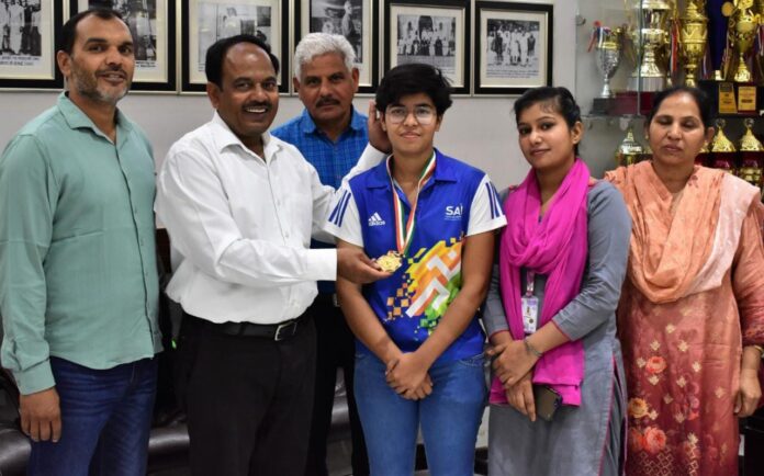 Panipat News/Himanshi Malik of Arya College won gold medal in archery at National