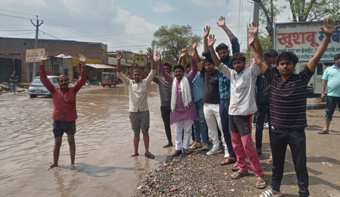 Panipat news/Sarva Samaj Ekta Manch demonstrated against the water filled on the broken Sanauli road in Panipat