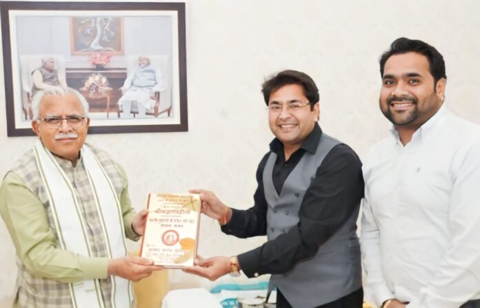 Panipat News/Ravindra Saini presented Shrimad Bhagwad Gita to the Chief Minister