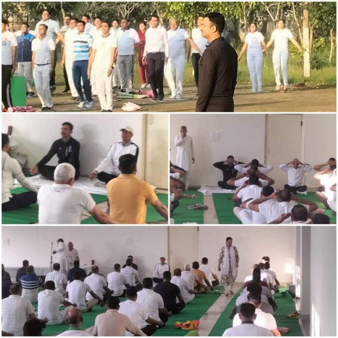 Panipat News/Policemen did yoga to stay physically and mentally healthy