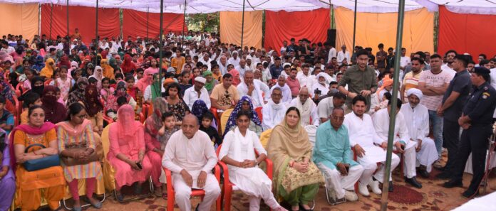 राज्यमंत्री कमलेश ढांडा प्रधानमंत्री नरेन्द्र मोदी के मन की बात कार्यक्रम को सुनते हुए व अन्य ग्रामीण