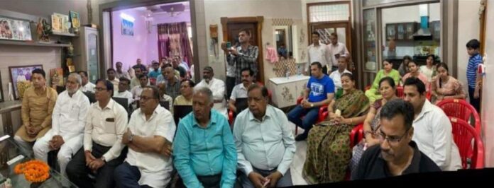 प्रधानमंत्री नरेन्द्र मोदी के मन की बात कार्यक्रम को सुनते हुए विधायक लीला राम व अन्य