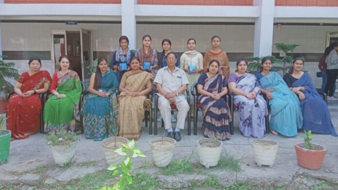 विजेता छात्राओं को सम्मानित करते हुए प्रबंधक समीति के प्रधान व अन्य