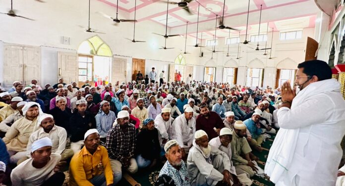 Panipat News/Haryana representative of International Jat Parliament Dr. Naveen Nain Bhalsi went to the mosque and congratulated Eid Panipat News/Haryana representative of International Jat Parliament Dr. Naveen Nain Bhalsi went to the mosque and congratulated Eid