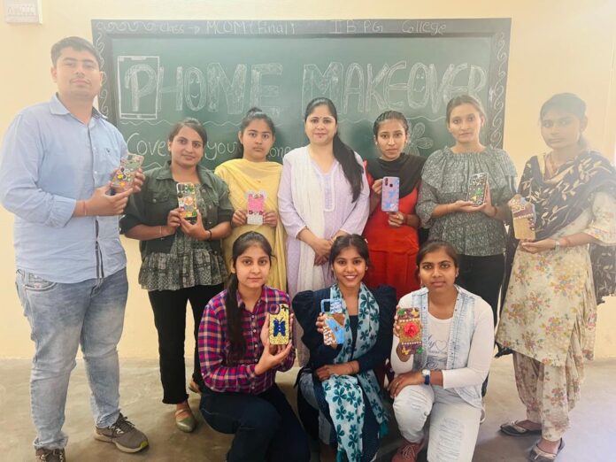 Panipat News/Chhaya got first place in phone cover decoration competition