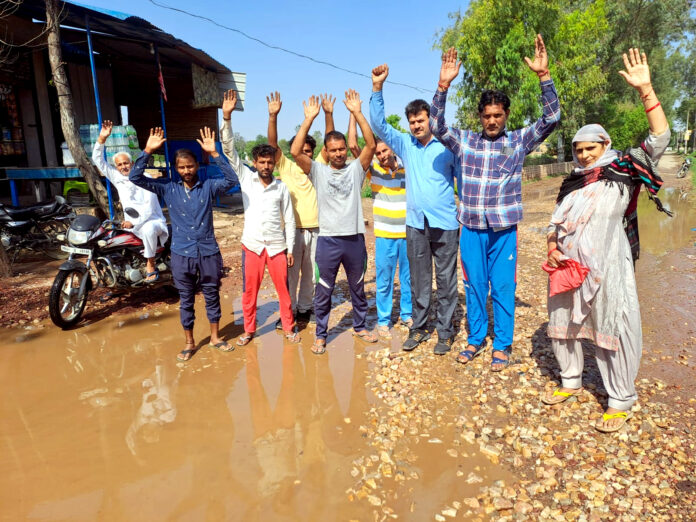 Panipat News/The road leading to Pattikalyana from Gandhi Adarsh ​​College is completely broken.