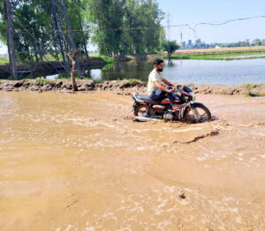 Panipat News/The road leading to Pattikalyana from Gandhi Adarsh ​​College is completely broken.