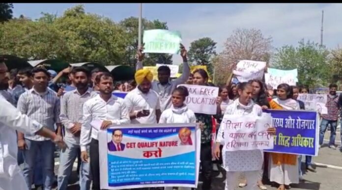 Students demonstrated at Kurukshetra Mini Secretariat