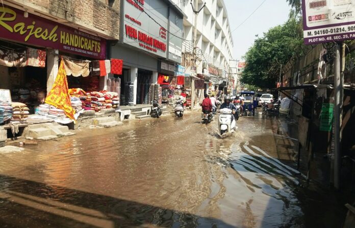 Panipat News/Drain overflow on SD College Road in Panipat