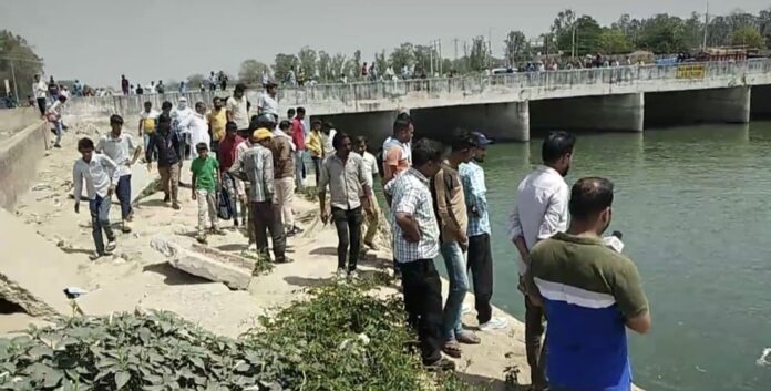 Dead body of an unknown youth found in the canal