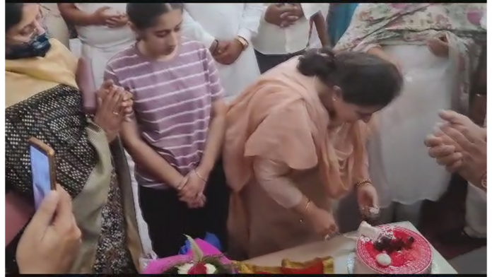 कार्तिक शर्मा के जन्म दिवस पर समर्थकों ने कटवाया केक