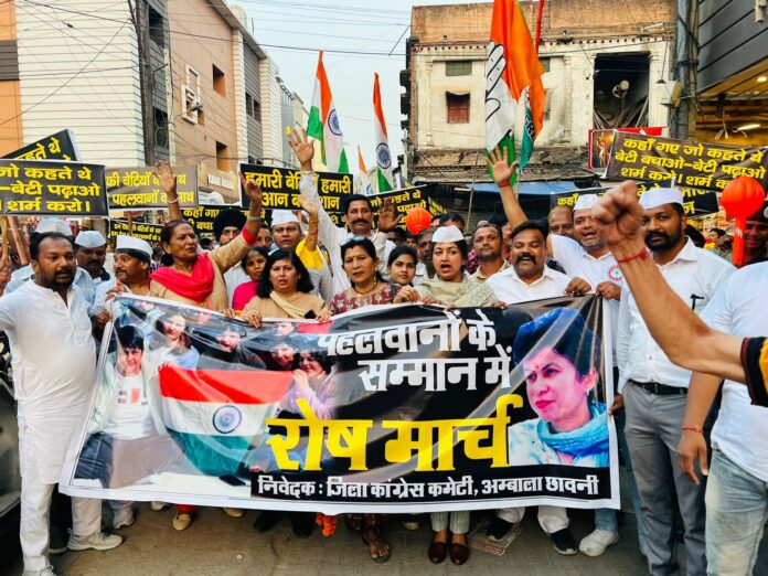दिल्ली के जंतर मंतर पर जारी संघर्ष के समर्थन में एक रोष मार्च निकाला