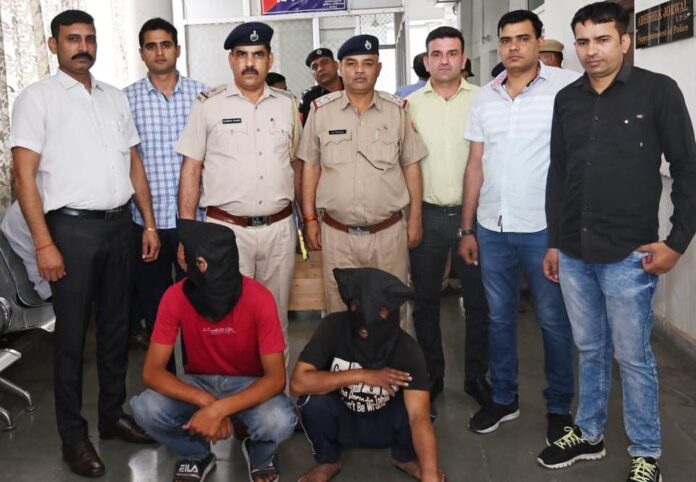 पुलिस की गिरफ्त में पकड़े गए आरोपित