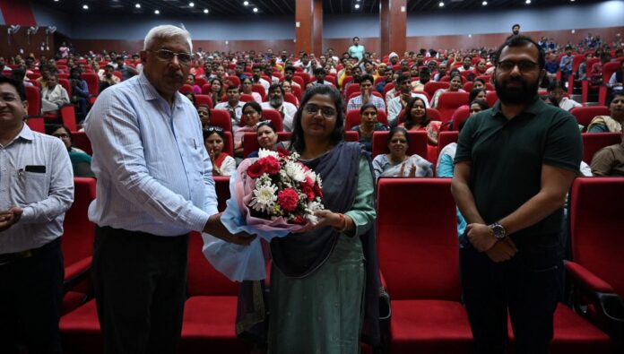 अतिरिक्त उपायुक्त डॉ. वैशाली शर्मा को पुष्प गुच्छ भेंट करके स्वागत करते डीईओ राजपाल चौधरी